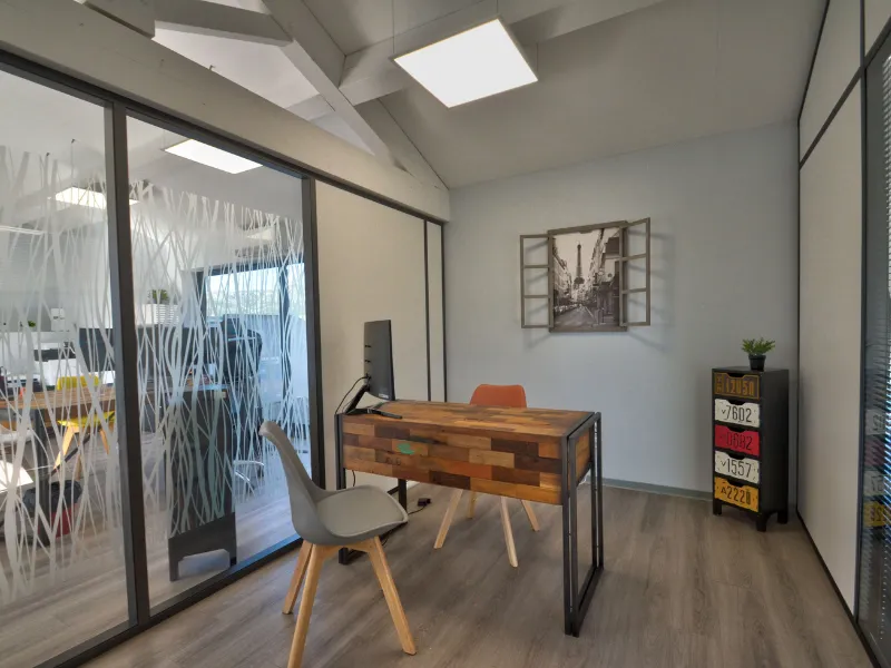 Location de bureau équipé et climatisé chez BURO Club Partner Aubagne avec mobilier moderne, bureau en bois industriel et cloisons vitrées pour entrepreneurs.