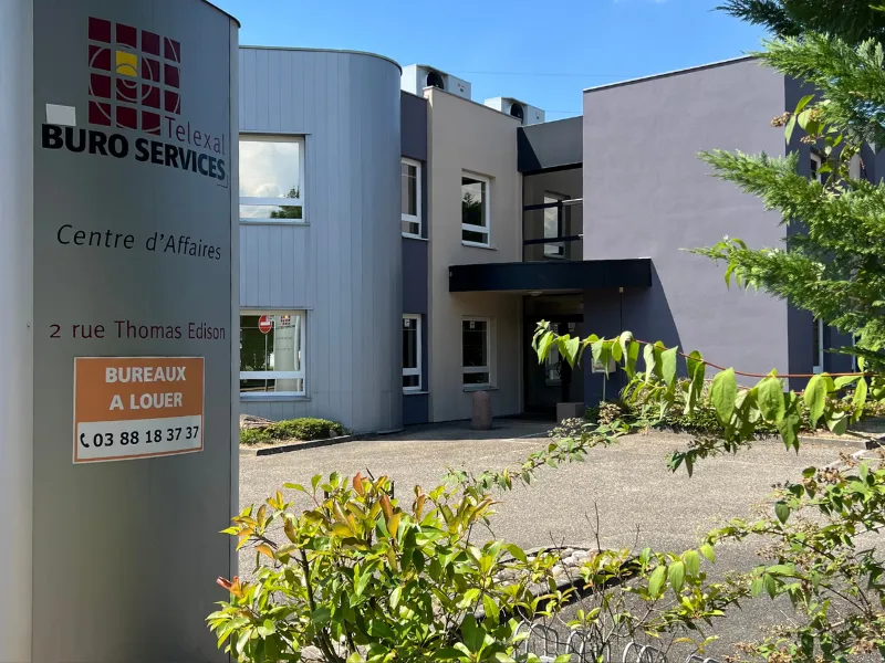 Entrée principale et panneau du centre d'affaires BURO Club Partner Strasbourg Edison proposant des bureaux à louer.