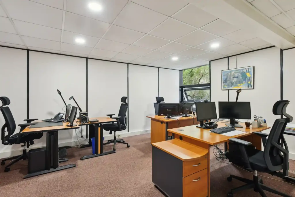 Bureau de 22 mètres carrés pour 4 personnes au centre BURO Club République