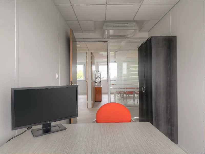 Intérieur de bureau professionnel avec cloisons vitrées, climatisation et mobilier moderne prêt à l'emploi.