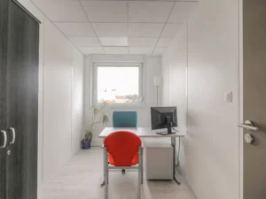 Location de bureau privé lumineux pour une personne avec poste de travail complet et armoire de rangement.