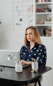 Personnes faisant du télétravail depuis chez elle.