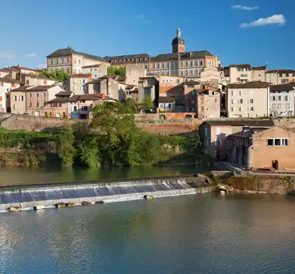 Panorama d'Albi depuis la rive droite : vue sur le Tarn, la chaussée et le Palais de la Berbie.