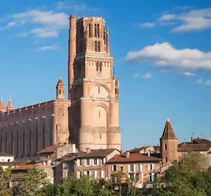 Vue majestueuse de la tour clocher de la Cathédrale Sainte-Cécile d'Albi se dressant vers le ciel bleu