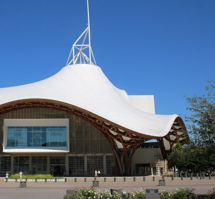 Architecture moderne du Centre Pompidou-Metz avec sa toiture blanche ondulée inspirée d'un chapeau chinois.