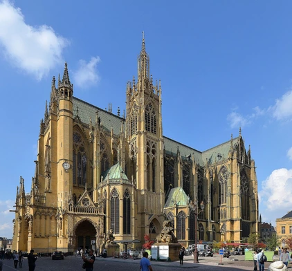 Vue imposante de la Cathédrale Saint-Étienne de Metz mettant en valeur son architecture gothique et sa pierre jaune.