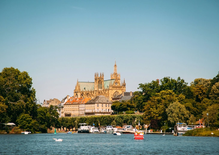 Panorama sur la Cathédrale de Metz émergeant des arbres, vue depuis le plan d'eau.