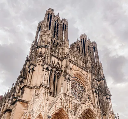 The majestic facade of Notre-Dame de Reims Cathedral, an emblematic historic monument at the heart of the local dynamism.