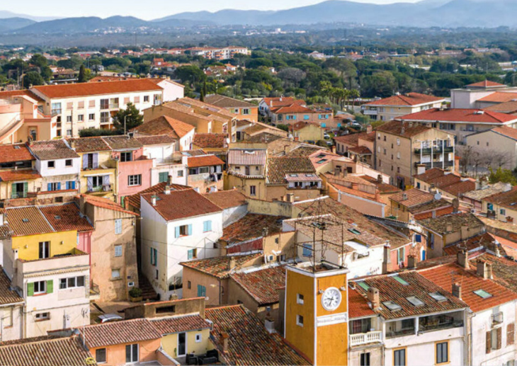 Vue panoramique sur la ville médiévale avec le clocher de l'église au 1er plan