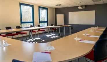 Salle de réunion en U avec tableau blanc et vidéoprojecteur au centre d'affaires BURO Club Le Mans