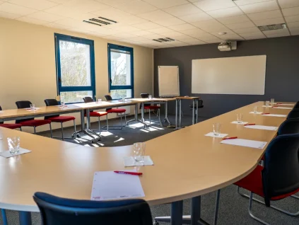 Salle de réunion en U avec tableau blanc et vidéoprojecteur au centre d'affaires BURO Club Le Mans