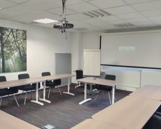 Salle de formation lumineuse avec vidéoprojecteur et mobilier ergonomique à Vannes.