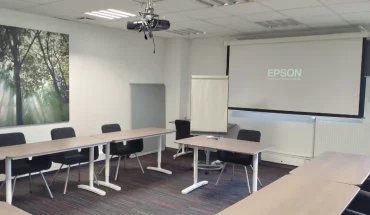 Salle de formation lumineuse avec vidéoprojecteur et mobilier ergonomique à Vannes.