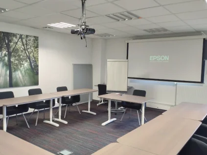 Salle de formation lumineuse avec vidéoprojecteur et mobilier ergonomique à Vannes.