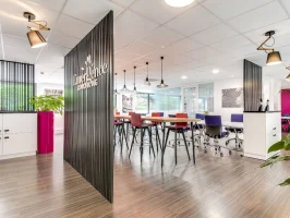 Espace de coworking moderne et convivial « Emergence » avec bureaux partagés au centre d'affaires BURO Club Partner Boulogne.