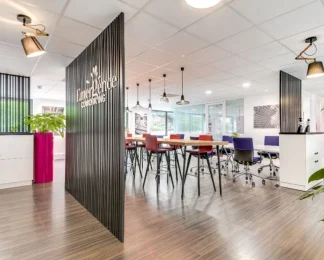 Espace de coworking moderne et convivial « Emergence » avec bureaux partagés au centre d'affaires BURO Club Partner Boulogne.