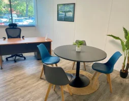 Bureau privatif équipé d'un poste de travail, d'un fauteuil ergonomique et d'une table ronde pour 4 personnes