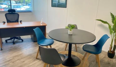 Bureau privatif équipé d'un poste de travail, d'un fauteuil ergonomique et d'une table ronde pour 4 personnes