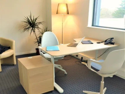 Location de bureau privatif équipé et lumineux au centre d'affaires BURO Club Vannes.
