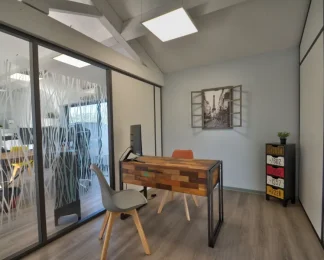 Location de bureau équipé et climatisé chez BURO Club Partner Aubagne avec mobilier moderne, bureau en bois industriel et cloisons vitrées pour entrepreneurs.