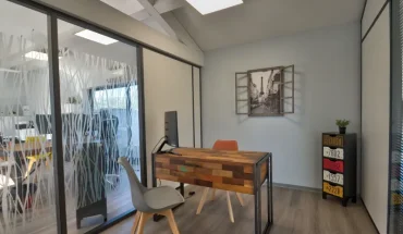 Location de bureau équipé et climatisé chez BURO Club Partner Aubagne avec mobilier moderne, bureau en bois industriel et cloisons vitrées pour entrepreneurs.