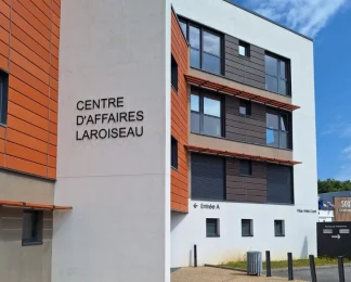 Entrée principale du Centre d'Affaires Laroiseau au 1 rue Anita Conti à Vannes