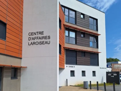 Entrée principale du Centre d'Affaires Laroiseau au 1 rue Anita Conti à Vannes