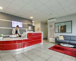 Hôtesse à l'accueil et espace détente du centre d'affaires BURO Club Le Mans