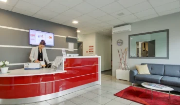 Hôtesse à l'accueil et espace détente du centre d'affaires BURO Club Le Mans