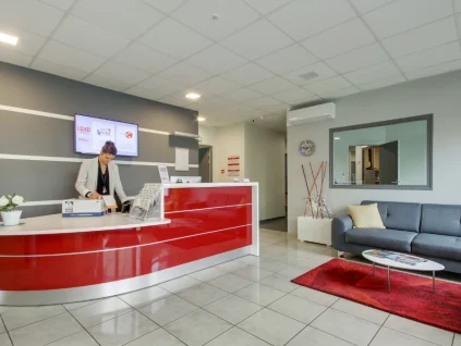 Hôtesse à l'accueil et espace détente du centre d'affaires BURO Club Le Mans