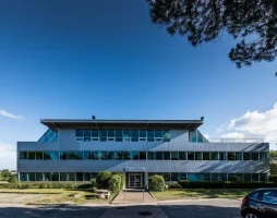 Façade de l'immeuble de bureaux du centre d'affaires BURO Club à Mérignac, entouré d'espaces verts