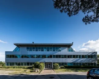 Façade de l'immeuble de bureaux du centre d'affaires BURO Club à Mérignac, entouré d'espaces verts