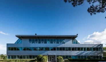 Façade de l'immeuble de bureaux du centre d'affaires BURO Club à Mérignac, entouré d'espaces verts