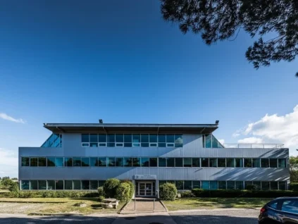 Façade de l'immeuble de bureaux du centre d'affaires BURO Club à Mérignac, entouré d'espaces verts