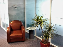 Espace détente et coin attente confortable pour les visiteurs du centre d'affaires Laroiseau.