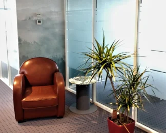 Espace détente et coin attente confortable pour les visiteurs du centre d'affaires Laroiseau.