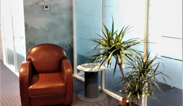 Espace détente et coin attente confortable pour les visiteurs du centre d'affaires Laroiseau.