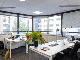Bureau privatif équipé de 33m² et très lumineux avec vue dégagée, disponible à la location au centre d'affaires de Boulogne.