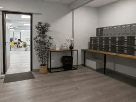 Accueil de BURO Club Partner Aubagne avec signalétique des services de domiciliation d'entreprise et espace de boîtes postales pour professionnels et particuliers.