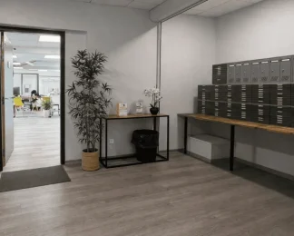 Accueil de BURO Club Partner Aubagne avec signalétique des services de domiciliation d'entreprise et espace de boîtes postales pour professionnels et particuliers.