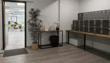 Accueil de BURO Club Partner Aubagne avec signalétique des services de domiciliation d'entreprise et espace de boîtes postales pour professionnels et particuliers.