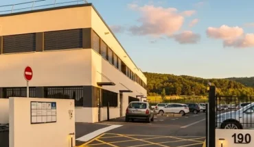 Entrée du centre d'affaires BURO Club Partner Aix Éguilles au 190 Rue de la Topaze, avec parking privé et bâtiment moderne.