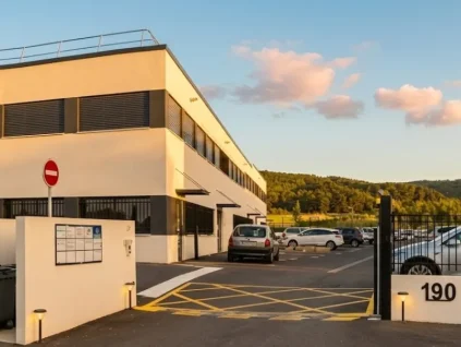 Entrée du centre d'affaires BURO Club Partner Aix Éguilles au 190 Rue de la Topaze, avec parking privé et bâtiment moderne.