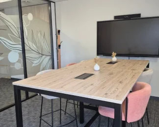 Petite salle de réunion moderne avec écran interactif et chaises ergonomiques au centre BURO Club Partner Niort.