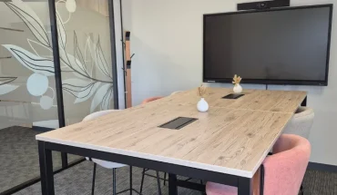 Petite salle de réunion moderne avec écran interactif et chaises ergonomiques au centre BURO Club Partner Niort.