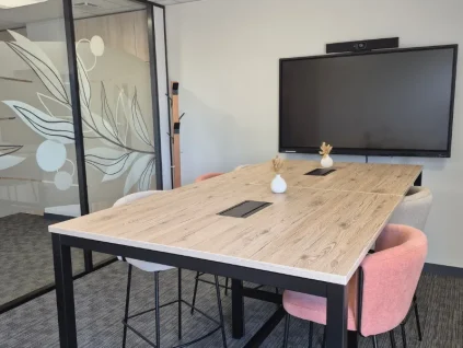 Petite salle de réunion moderne avec écran interactif et chaises ergonomiques au centre BURO Club Partner Niort.