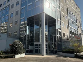 Façade vitrée moderne de l'immeuble de bureaux Le Cat Sud avec entrée sécurisée et accès parking.