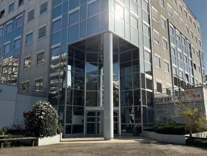 Façade vitrée moderne de l'immeuble de bureaux Le Cat Sud avec entrée sécurisée et accès parking.
