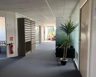 Espace d'accueil et boîtes aux lettres dédiés à la domiciliation d'entreprises chez BURO Club Vannes