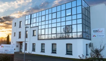 Façade vitrée du centre d'affaires BURO Club Le Mans au coucher du soleil